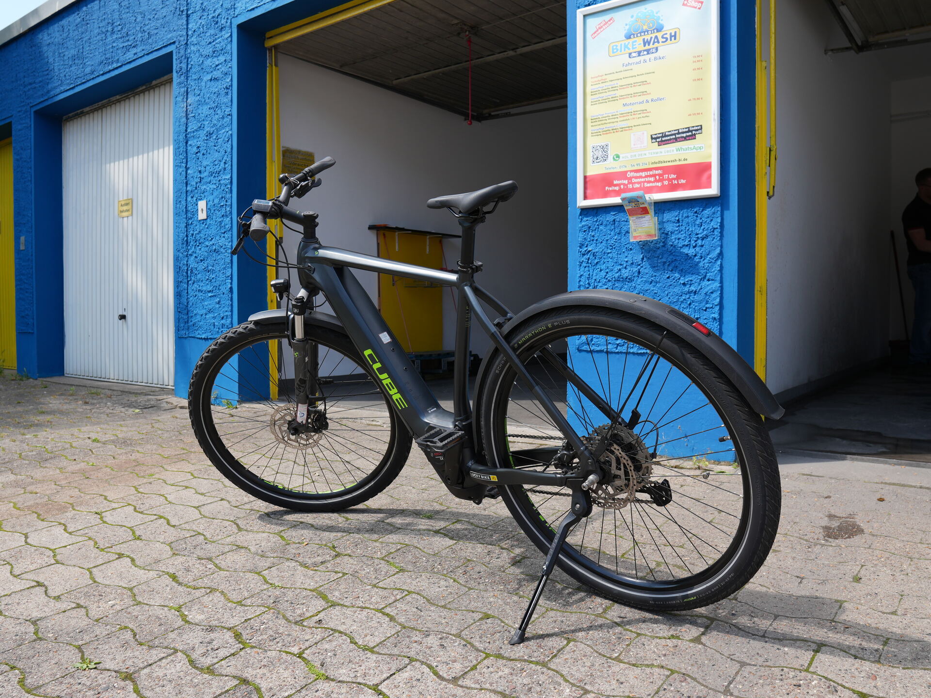Frisch gewaschenes, glänzendes Cube E-Bike vor der Bike-Wash Waschbox in Bielefeld – nach der Handwäsche