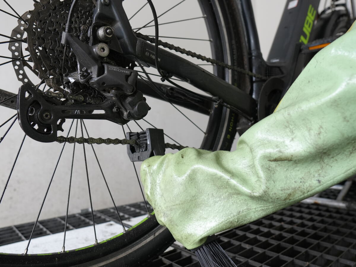 Handarbeit bei Gennadis Bike-Wash: Kettenreinigung mit Spezialbürste