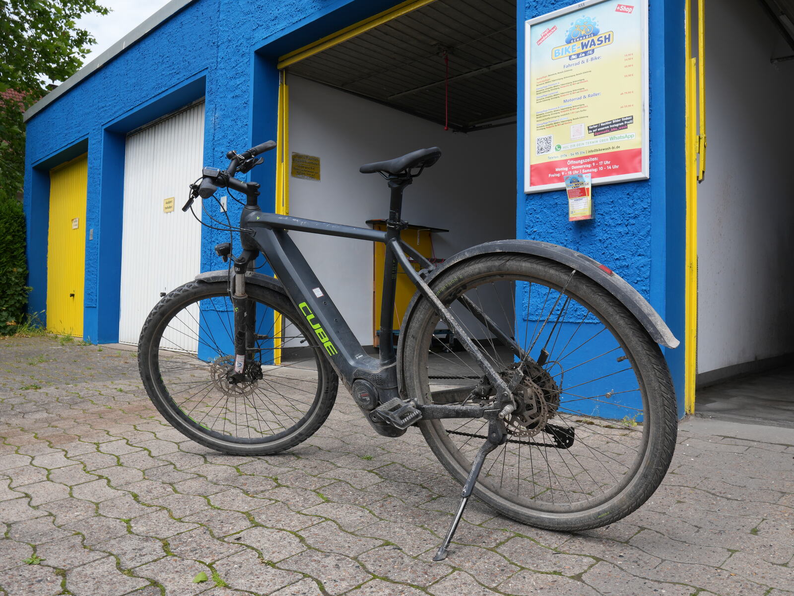 Verschmutztes Cube E-Bike vor der Bike-Wash Waschbox in Bielefeld – vor der Reinigung