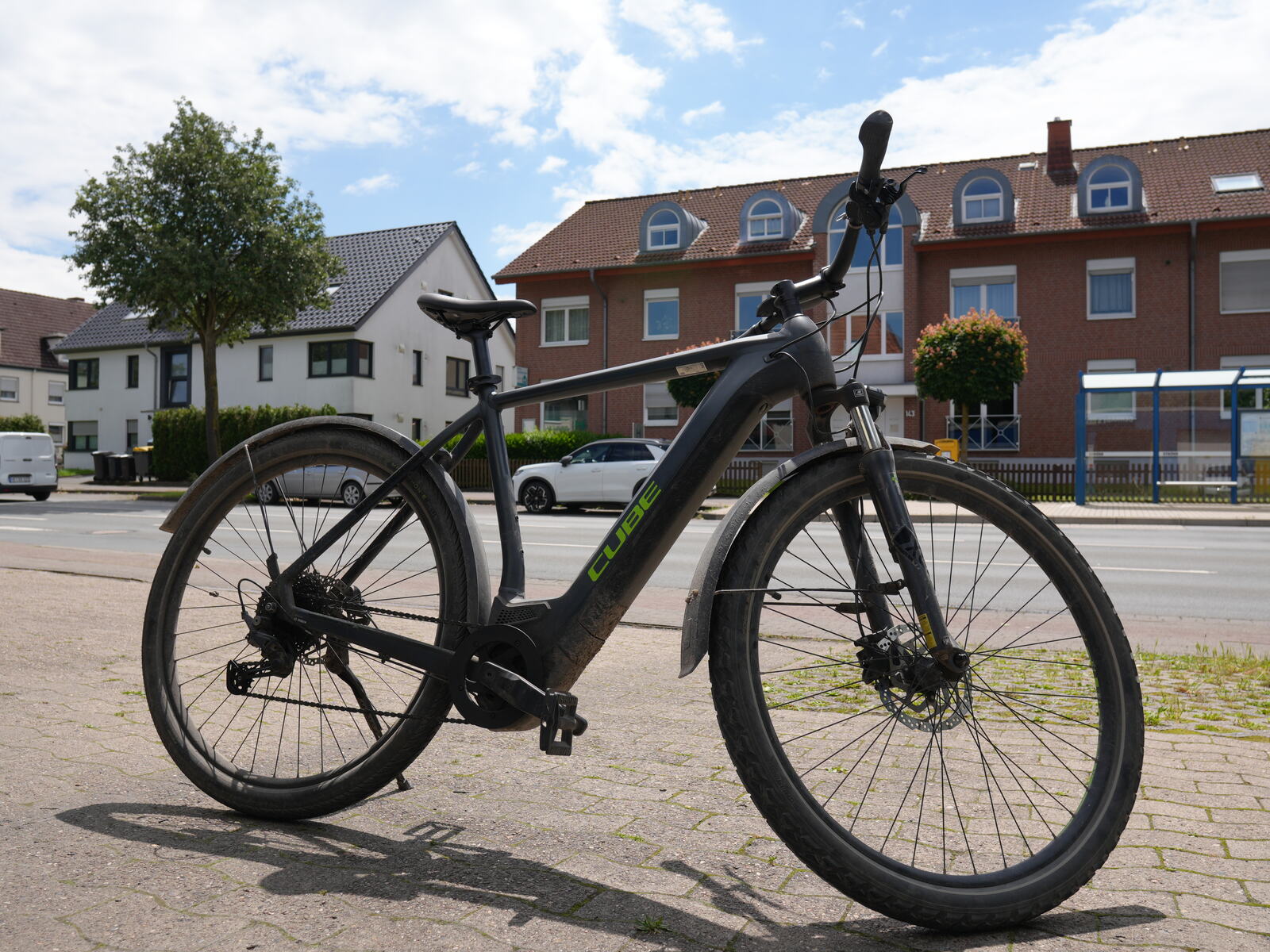 Staubiges E-Bike mit verdrecktem Antrieb vor der Wäsche